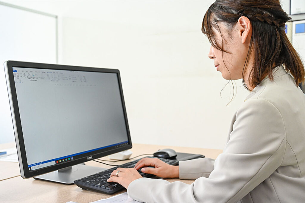 パソコンを触っている様子
