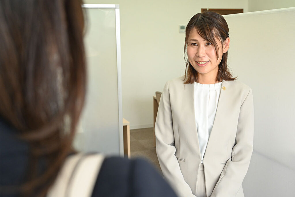 挨拶をしている様子
